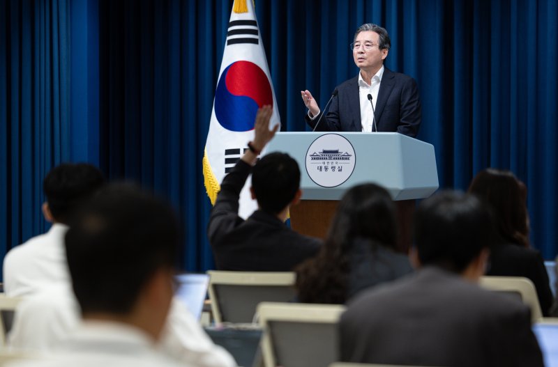 김용범 정책실장이 31일 서울 용산 대통령실 청사에서 열린 한미 관세 협상 타결 관련 브리핑에서 취재진 질문을 받고 있다. 2025.7.31/뉴스1 ⓒ News1 이재명 기자