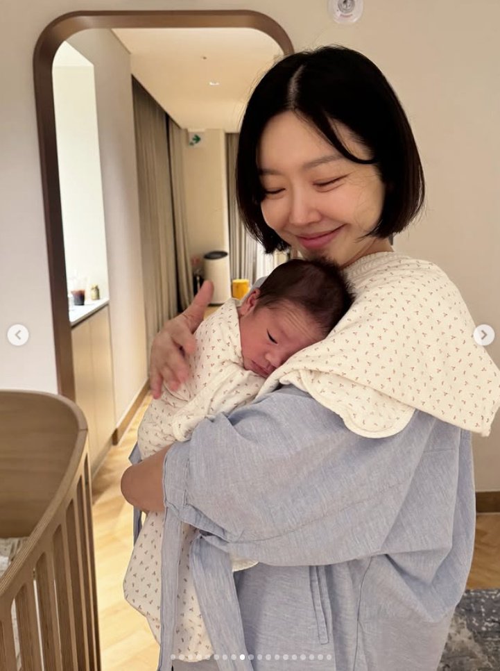 '10세 연하♥' 레이디제인, 엄마 아빠 똑닮은 쌍둥이 딸 얼굴 공개