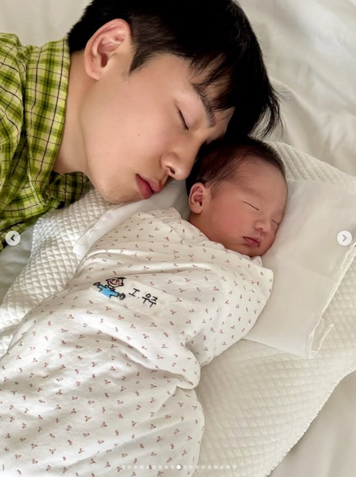 '10세 연하♥' 레이디제인, 엄마 아빠 똑닮은 쌍둥이 딸 얼굴 공개 