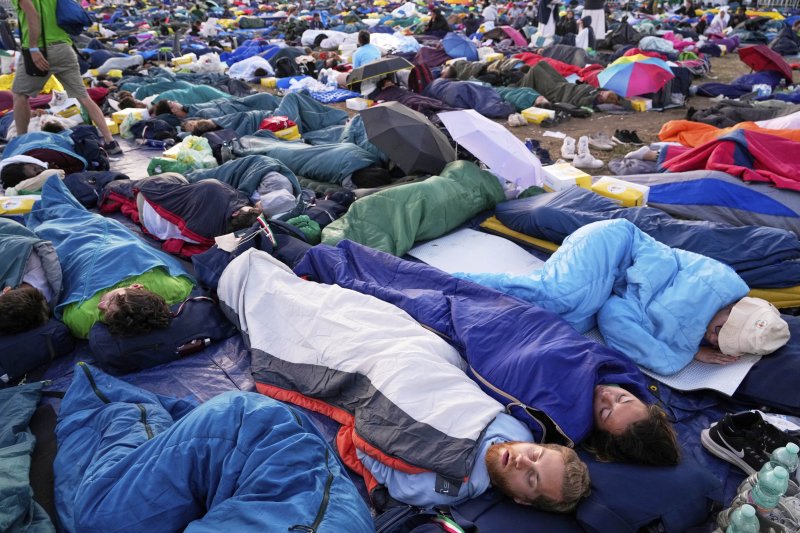 [로마=AP/뉴시스] ‘젊은이들의 희년(禧年)’ 행사에 참석한 젊은이들이 레오 14세 교황의 강론을 듣기 하루 전인 2일 로마 외곽 토르 베르가타 들판에서 자고 있다.2025.08.03.