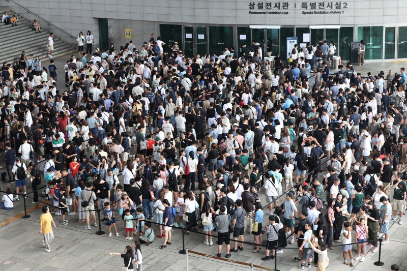 3일 오전 서울 용산구 국립중앙박물관 전시실 앞 광장이 입장을 대기하는 시민들로 북적이고 있다. 2025.8.3/뉴스1 ⓒ News1 민경석 기자