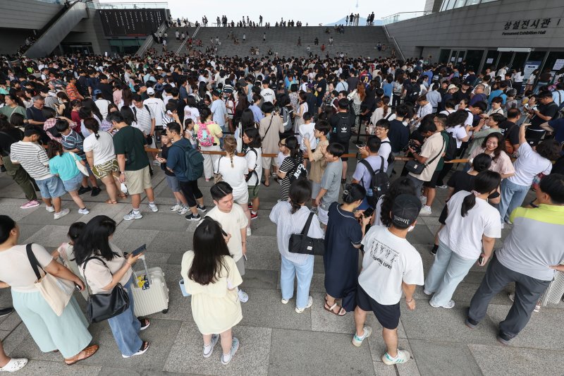 3일 오전 서울 용산구 국립중앙박물관 전시실 앞 광장이 입장을 대기하는 시민들로 북적이고 있다. 2025.8.3/뉴스1 ⓒ News1 민경석 기자