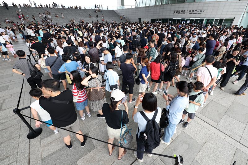 3일 오전 서울 용산구 국립중앙박물관 전시실 앞 광장이 입장을 대기하는 시민들로 북적이고 있다. 2025.8.3/뉴스1 ⓒ News1 민경석 기자