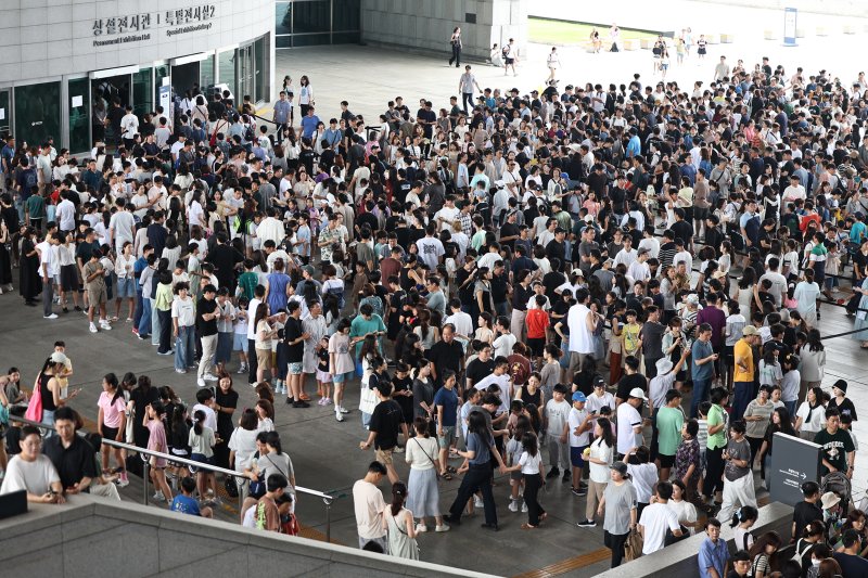 3일 오전 서울 용산구 국립중앙박물관 전시실 앞 광장이 입장을 대기하는 시민들로 북적이고 있다. 2025.8.3/뉴스1 ⓒ News1 민경석 기자