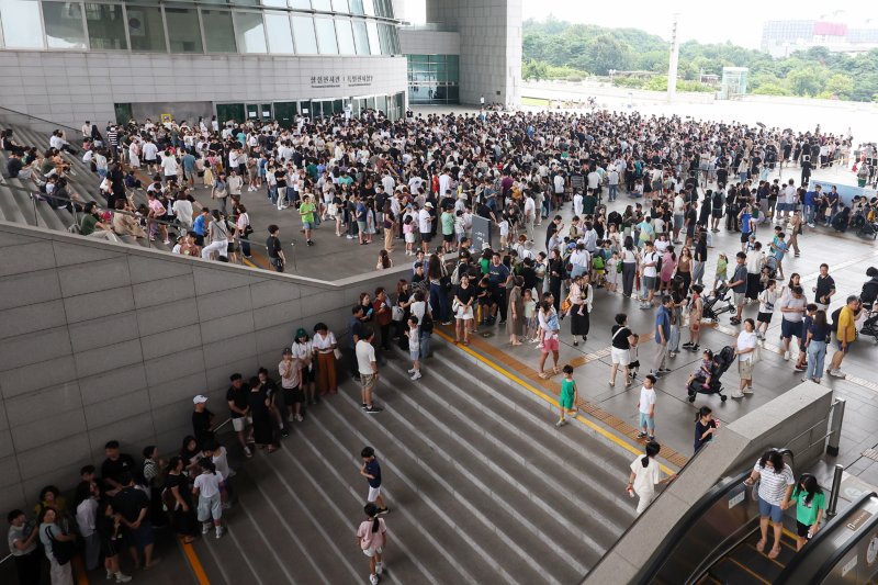 3일 오전 서울 용산구 국립중앙박물관 전시실 앞 광장이 입장을 대기하는 시민들로 북적이고 있다. 2025.8.3/뉴스1 ⓒ News1 민경석 기자