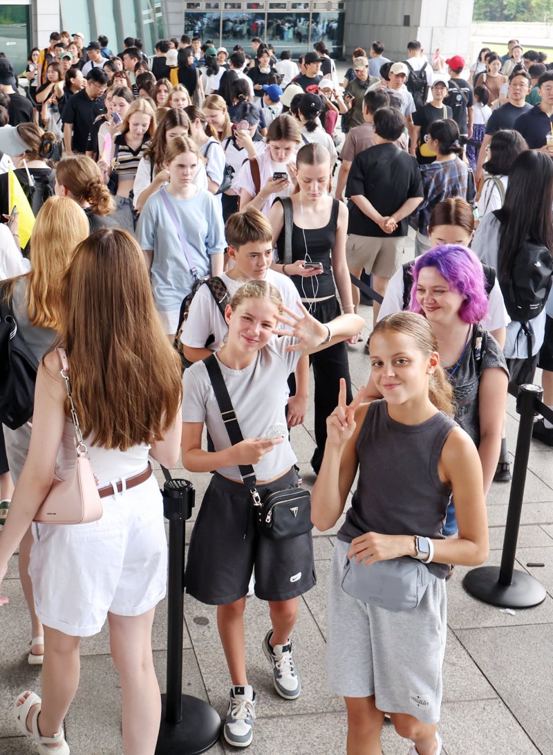 3일 오전 서울 용산구 국립중앙박물관 전시실 앞 광장에서 외국인 학생들이 줄을 서 전시실로 입장하고 있다. 2025.8.3/뉴스1 ⓒ News1 민경석 기자