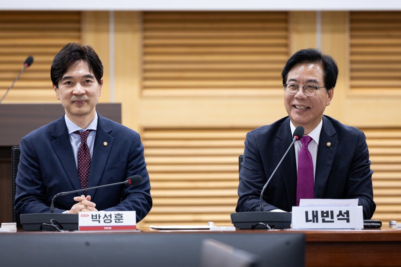 송언석 국민의힘 비상대책위원장 겸 원내대표(오른쪽)가 지난달 7일 서울 여의도 국회 의원회관에서 열린 해운강국 재건을 위한 선화주 상생 정책세미나에서 축사를 하고 있다. 왼쪽은 박성훈 의원. 2025.7.7/뉴스1 ⓒ News1 유승관 기자