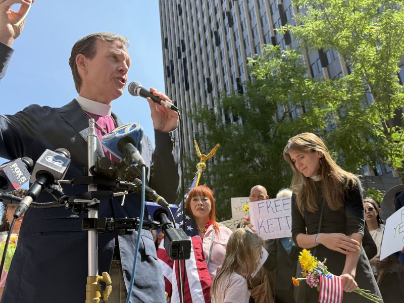 기자회견하는 성공회 뉴욕교구 주교 (출처=연합뉴스)