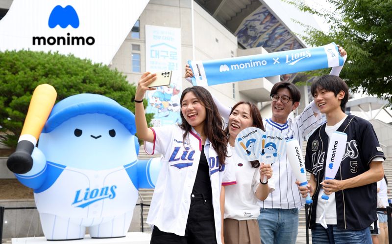 삼성금융네트웍스는 3일 대구 수성구 삼성라이온즈파크에서 야구팬들이 모니모의 다양한 브랜드와 이벤트를 체험할 수 있는 '2025 모니모 데이'를 진행했다. 이날 삼성라이온즈파크를 찾은 야구팬들이 이벤트에 참여하며, 기념촬영을 하고 있다./사진=삼성카드