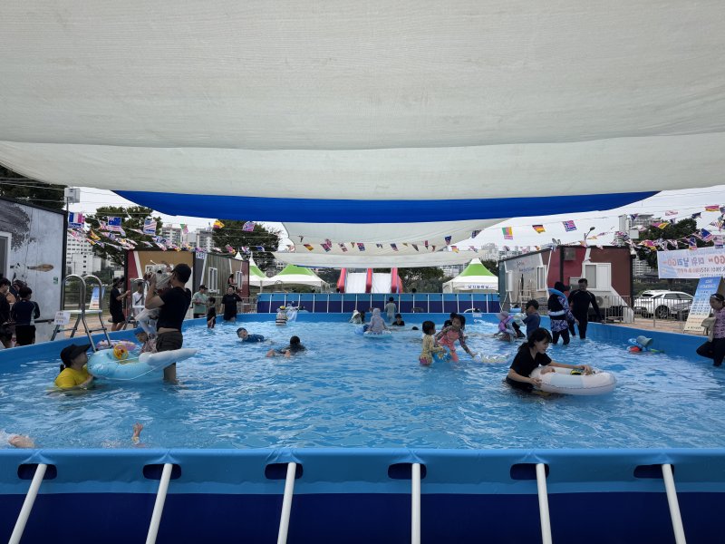 3일 울산 태화강수상스포츠센터 야외 물놀이장에서 아이들이 튜브를 타고 무더위를 날리고 있다.2025.8.3./뉴스1 News1 김세은 기자