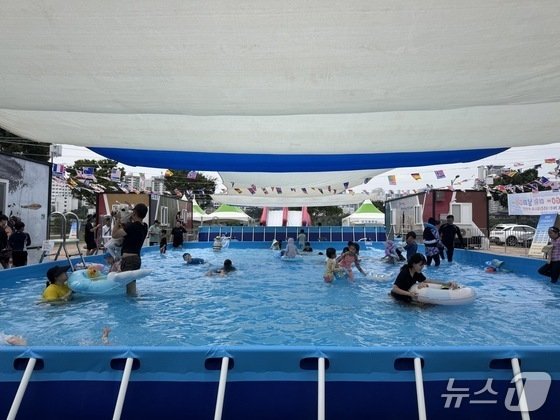 3일 울산 태화강수상스포츠센터 야외 물놀이장에서 아이들이 튜브를 타고 무더위를 날리고 있다.2025.8.3./뉴스1 News1 김세은 기자