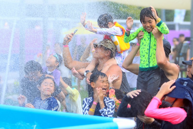 지난 2일 강원 인제군 남면 빙어호 일원에서 열린 인제군의 여름 축제인 ‘여름愛 인제愛 빠지다’를 찾은 관광객들이 축제를 즐기고 있다. (인제군 제공. 재사용 및 DB금지) 2025.8.3/뉴스1