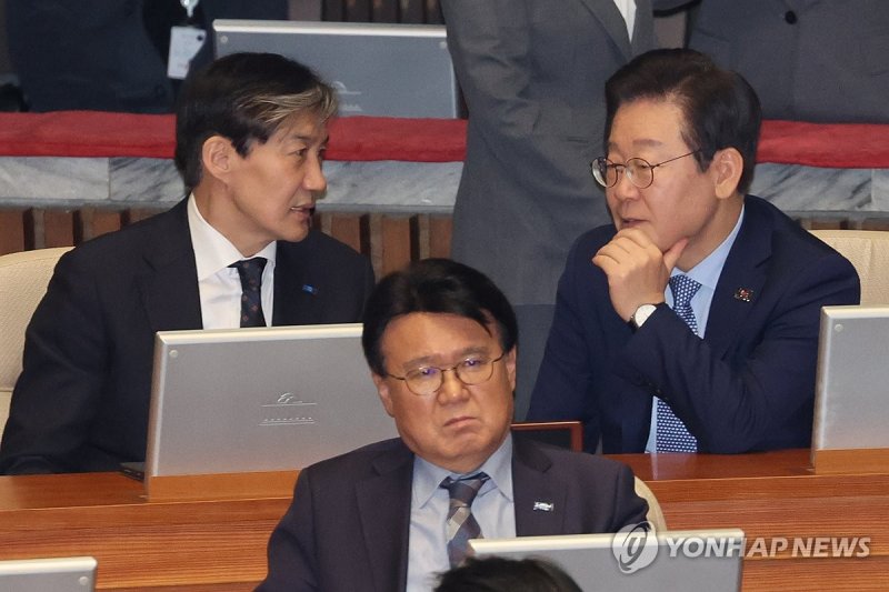 조국 대표와 대화하는 이재명 대표 (출처=연합뉴스)