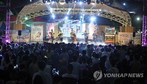 홍천강 맥주축제 공연 (출처=연합뉴스)
