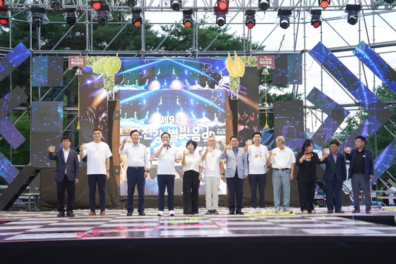 홍천강 맥주축제 참석인사 맥주시음 (출처=연합뉴스)