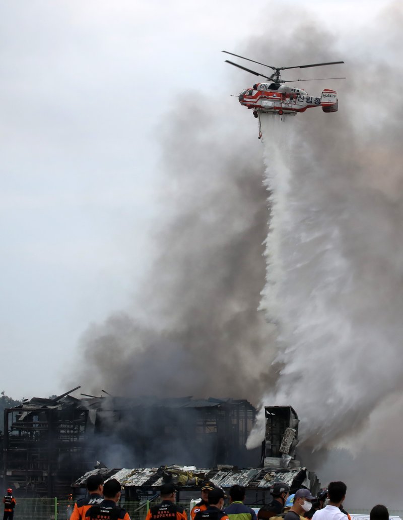 3일 오후 경북 영천시 금호읍 구암리 채신공단에 있는 한 화학물질 취급 공장에서 불이 나 소방 당국이 헬기를 동원에 진화하고 있다. 2025.8.3/뉴스1 ⓒ News1 공정식 기자