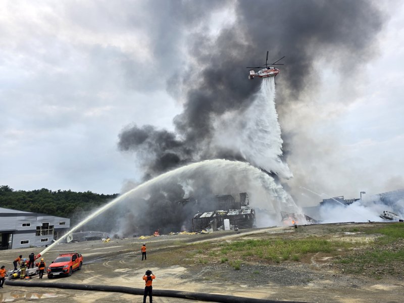 3일 오후 경북 영천시 금호읍에 있는 화학물질 취급 공장에서불이 나 소방 당국이 대응 1단계를 발령하고 진화 중이다. (경북소방본부 제공. 재판매 및 DB 금지) 2025.8.3/뉴스1