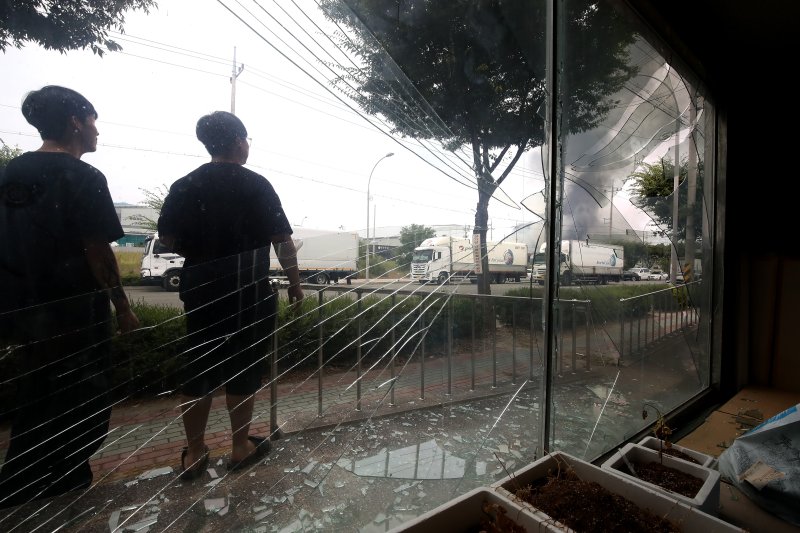 3일 오후 경북 영천시 금호읍 구암리 채신공단에 있는 한 화학물질 취급 공장에서 불이 나 공장 내부 폭발로 수백 미터 떨어진 창고 유리창이 깨져 있다. 2025.8.3/뉴스1 ⓒ News1 공정식 기자