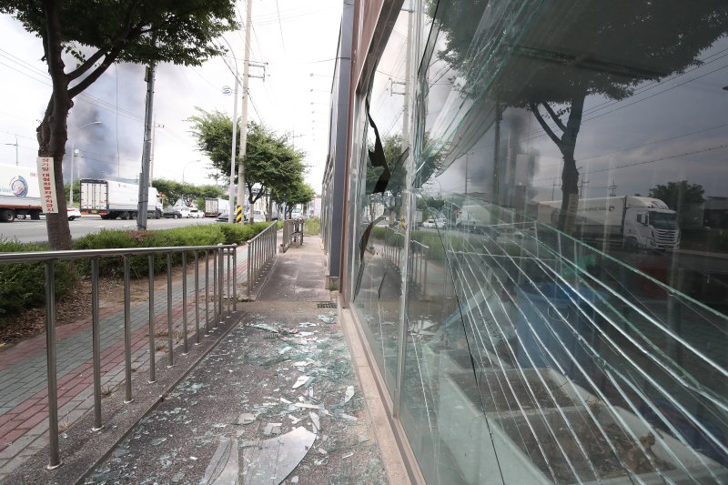 3일 오후 경북 영천시 금호읍 구암리 채신공단에 있는 한 화학물질 취급 공장에서 불이 나 공장 내부 폭발로 수백 미터 떨어진 창고 유리창이 깨져 있다. 2025.8.3/뉴스1 ⓒ News1 공정식 기자