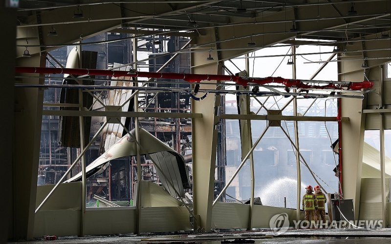 영천 화장품 공장 진화 중인 소방대원 (출처=연합뉴스)