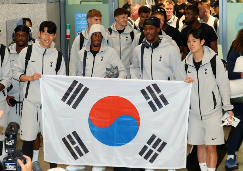[인천공항=뉴시스] 김혜진 기자 = 토트넘 홋스퍼의 손흥민을 비롯한 선수단이 1일 오후 인천국제공항 제1터미널을 통해 입국해 태극기를 들고 기념 사진을 촬영하고 있다.토트넘은 오는 3일 오후 8시 서울 월드컵경기장에서 뉴캐슬 유나이티드와 친선전을 치른다. 2025.08.01. jini@newsis.com