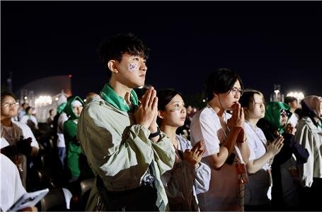 기도하는 한국 청년들 (출처=연합뉴스)