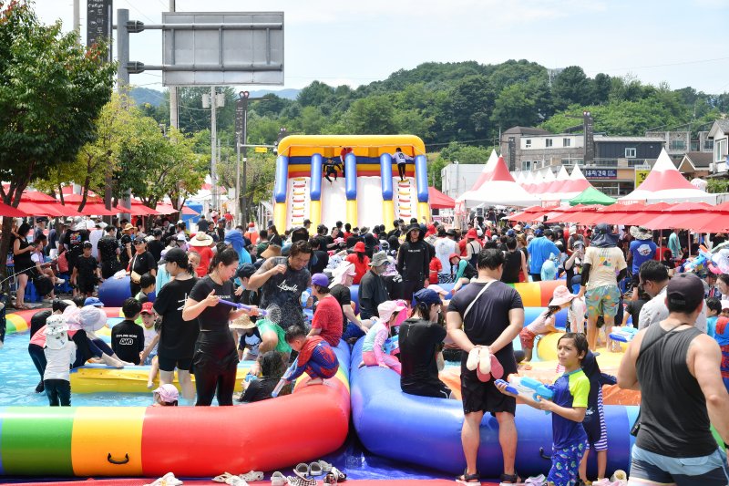 2025 화천토마토축제 마지막 날인 3일 축제장 내 워터존을 찾은 관광객들이 물놀이를 즐기며 무더위를 식히고 있다.(화천군 제공, 재판매 및 DB금지) 2025.8.3/뉴스1 ⓒ News1 한귀섭 기자