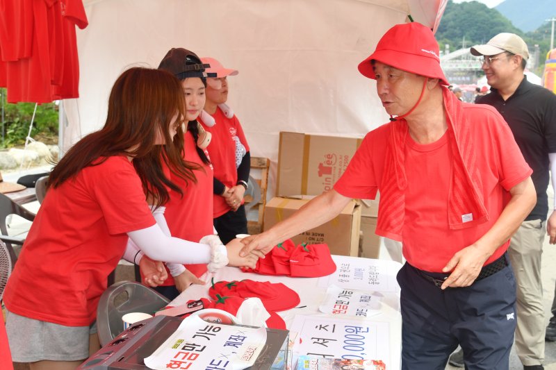 2025 화천토마토축제가 3일 사내면 사창리 문화마을 일대에서 사흘 간의 일정을 끝으로 폐막했다. 사진은 최문순 화천군수가 축제장 프로그램 부스 관계자들을 격려하는 모습.(화천군 제공. 재판매 및 DB금지)/뉴스1