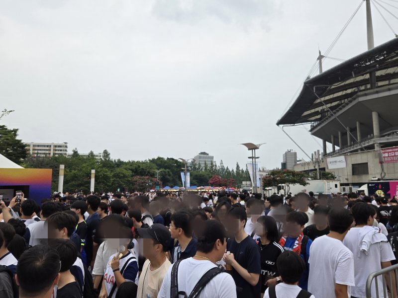 [서울=뉴시스] 하근수 기자= 3일 잉글랜드 프로축구 프리미어리그(EPL) 토트넘 홋스퍼 대 뉴캐슬 유나이티드의 2025 쿠팡플레이 시리즈 2경기가 열리는 서울월드컵경기장의 북측 광장. 2025.08.03. hatriker22@newsis.com