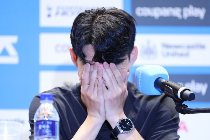 [서울=뉴시스] 권창회 기자 = 잉글랜드 프리미어리그 토트넘 홋스퍼 손흥민이 2일 오전 서울 여의도 IFC몰에서 열린 2025 쿠팡플레이 시리즈 토트넘 기자회견에서 두 손으로 얼굴을 가리고 있다. 2025.08.02. kch0523@newsis.com