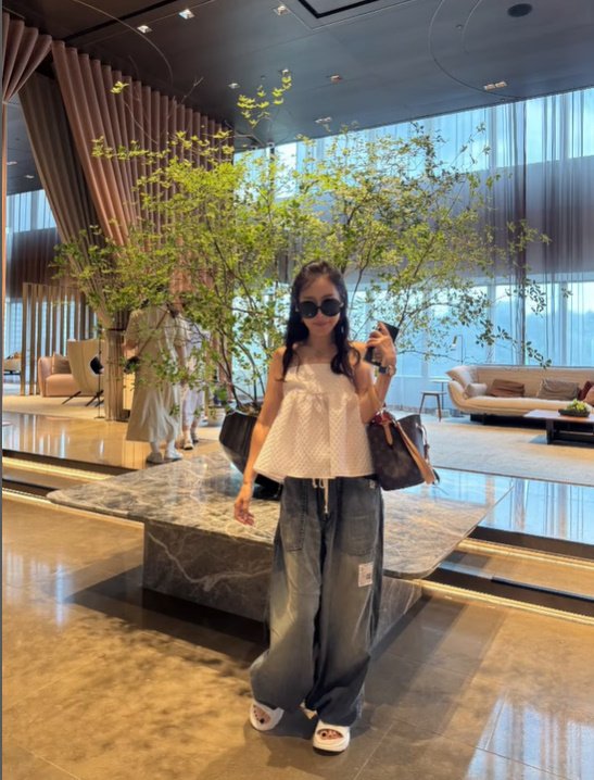 '60대 제니' 박준금, L사 명품 가방에 선글라스…힙한 동안 미모 [N샷]