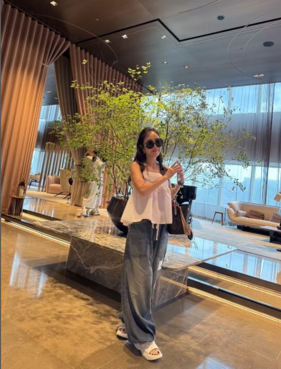 '60대 제니' 박준금, L사 명품 가방에 선글라스…힙한 동안 미모 [N샷]