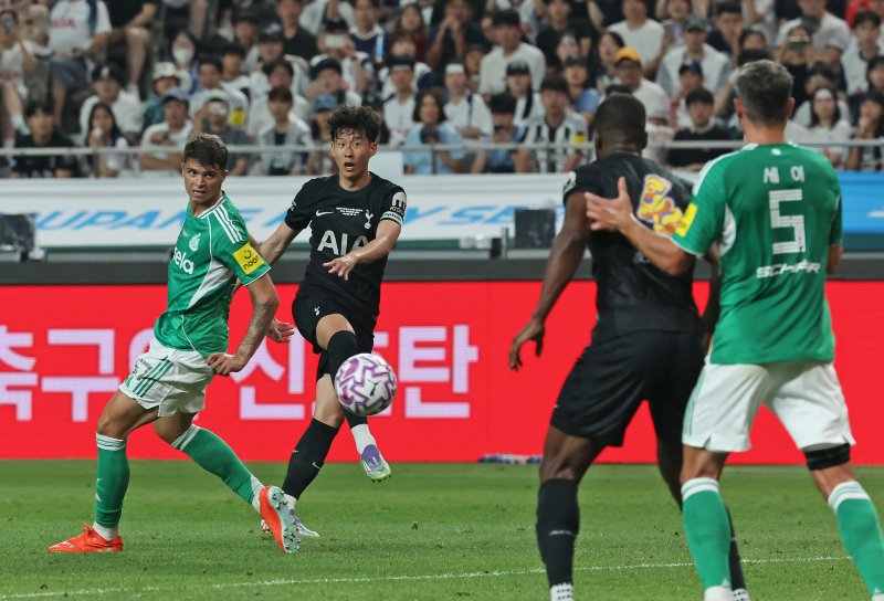 3일 오후 서울 마포구 서울월드컵경기장에서 열린 쿠팡플레이 시리즈 라이브스코어 바카라사이트 홋스퍼와 뉴캐슬 유나이티드의 경기 전반전, 라이브스코어 바카라사이트 손흥민이 동료를 향해 패스하고 있다. 2025.8.3/뉴스1 ⓒ News1 장수영 기자