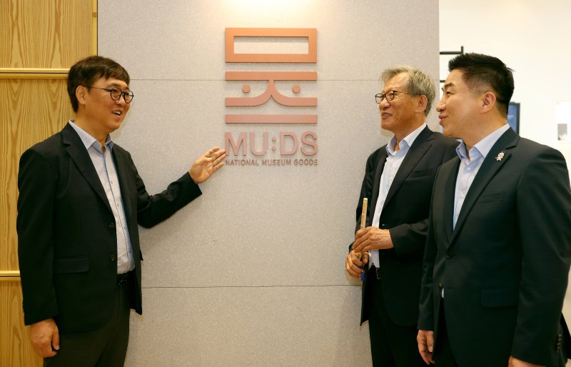 [서울=뉴시스] 최동준 기자 = 최휘영 문화체육관광부 장관이 3일 서울 용산구 국립중앙박물관을 방문해 유홍준 국립중앙박물관장과 함께 박물관 상품 판매 상황을 점검하고 있다. (사진=문화체육관광부 제공) 2025.08.03. photo@newsis.com *재판매 및 DB 금지