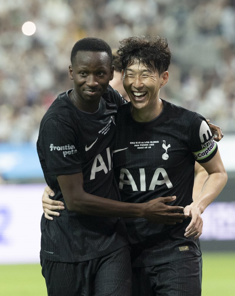 [서울=뉴시스] 김근수 기자 = 3일 오후 서울 마포구 서울월드컵경기장에서 열린 2025 쿠팡플레이시리즈 뉴캐슬 유나이티드와 토트넘 홋스퍼의 경기, 토트넘 브래넌 존슨이 골을 넣자 해외 바카라사이트이 기뻐하고 있다. 2025.08.03. ks@newsis.com