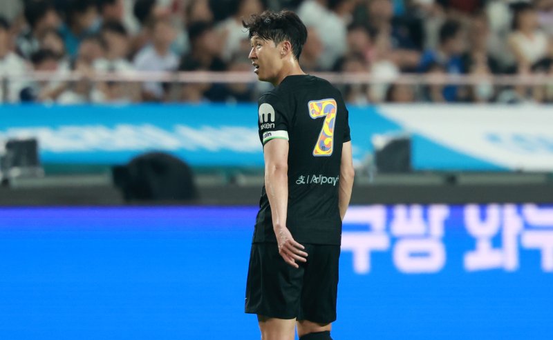 [서울=뉴시스] 이영환 기자 = 3일 오후 서울 마포구 서울월드컵경기장에 열린 2025 쿠팡플레이시리즈 뉴캐슬 유나이티드와 토트넘 홋스퍼의 경기 전반전, 뉴캐슬 하비 반스가 동점골을 넣자 토트넘 해외 바카라사이트이 아쉬워 하고 있다. 2025.08.03. 20hwan@newsis.com
