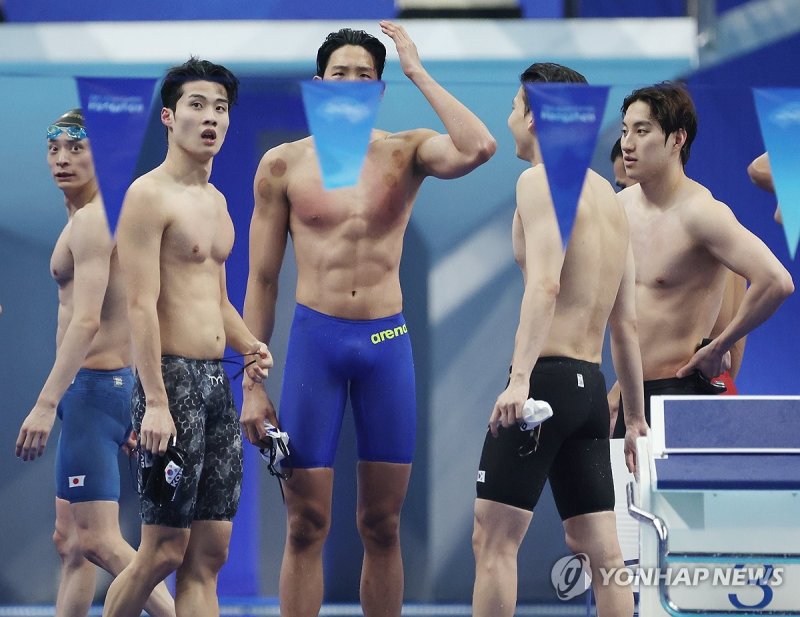 항저우 아시안게임에서 은메달을 딸 때의 한국 남자 혼계영 400m 대표팀. (출처=연합뉴스)