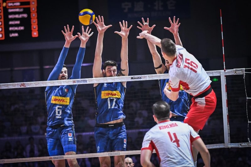 스파이크하는 폴란드의 세메니우크(16번) (출처=연합뉴스)