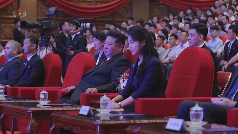 [서울=뉴시스] 해외 바카라 사이트 해외 바카라 사이트 국무위원장이 지난 6월 29일 당 중앙위원회 본부 청사에서 올가 류비모바 러시아 문화부 장관을 접견하고 공연을 관람했다고 조선중앙TV가 30일 보도했다. 사진은 김 위원장이 딸 주애와 공연을 보는 모습. (사진=조선중앙TV 캡처) 2025.07.01. photo@newsis.com *재판매 및 DB 금지