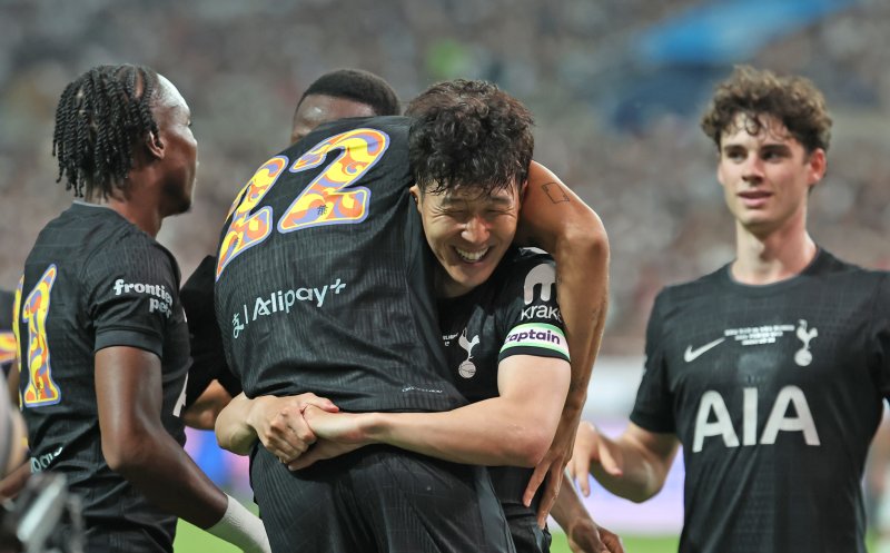 3일 오후 서울 마포구 서울월드컵경기장에서 열린 쿠팡플레이 시리즈 토트넘 홋스퍼와 뉴캐슬 유나이티드의 경기 전반전, 토트넘 손흥민이 선제골을 넣은 존슨을 안으며 기뻐하고 있다. 2025.8.3/뉴스1 ⓒ News1 장수영 기자