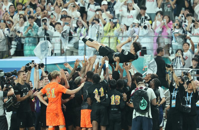 3일 오후 서울 상암월드컵경기장에서 열린 쿠팡플레이 시리즈 토트넘 홋스퍼와 뉴캐슬 유나이티드의 경기를 마친 손흥민이 선수단에게 헹가래를 받고 있다. ⓒ News1 장수영 기자