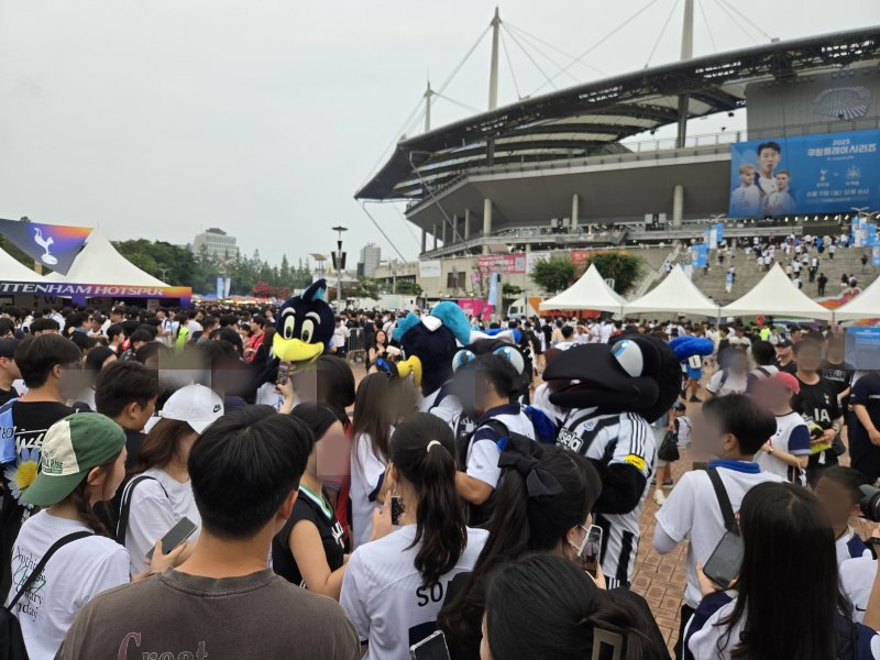 [서울=뉴시스] 하근수 기자= 3일 잉글랜드 프로축구 프리미어리그(EPL) 토트넘 홋스퍼 대 뉴캐슬 유나이티드의 2025 쿠팡플레이 시리즈 2경기가 열리는 서울월드컵경기장의 북측 광장. 2025.08.03. hatriker22@newsis.com