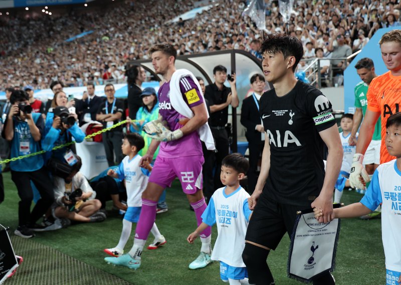 [서울=뉴시스] 이영환 기자 = 3일 오후 서울 마포구 서울월드컵경기장에서 열린 2025 쿠팡플레이시리즈 뉴캐슬 유나이티드와 토트넘 홋스퍼의 경기에서 양팀 선수들이 입장하고 있다. 2025.08.03. 20hwan@newsis.com