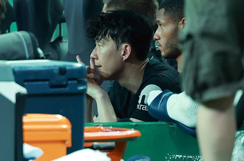 [서울=뉴시스] 이영환 기자 = 3일 오후 서울 마포구 서울월드컵경기장에 열린 2025 쿠팡플레이시리즈 뉴캐슬 유나이티드와 토트넘 홋스퍼의 경기 후반전에서 교체된 토트넘 손흥민이 벤치에 앉아 있다. 2025.08.03. 20hwan@newsis.com