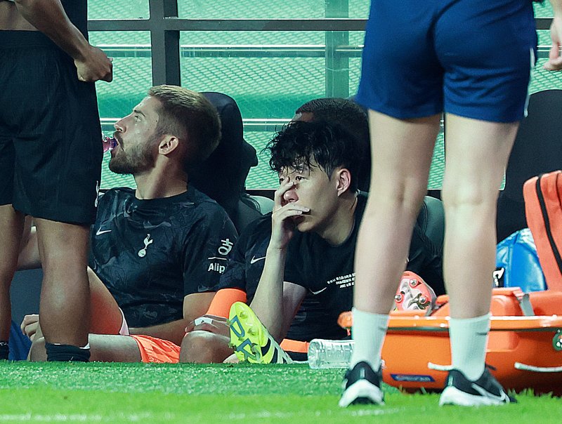 [서울=뉴시스] 이영환 기자 = 3일 오후 서울 마포구 서울월드컵경기장에 열린 2025 쿠팡플레이시리즈 뉴캐슬 유나이티드와 토트넘 홋스퍼의 경기 후반전에서 교체된 토트넘 손흥민이 벤치에 앉아 있다. 2025.08.03. 20hwan@newsis.com