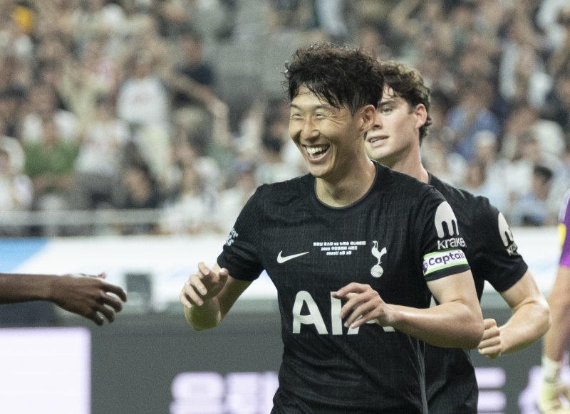 [서울=뉴시스] 김근수 기자 = 3일 오후 서울 마포구 서울월드컵경기장에서 열린 2025 쿠팡플레이시리즈 뉴캐슬 유나이티드와 토트넘 홋스퍼의 경기, 토트넘 브래넌 존슨이 골을 넣자 손흥민이 기뻐하고 있다. 2025.08.03. ks@newsis.com