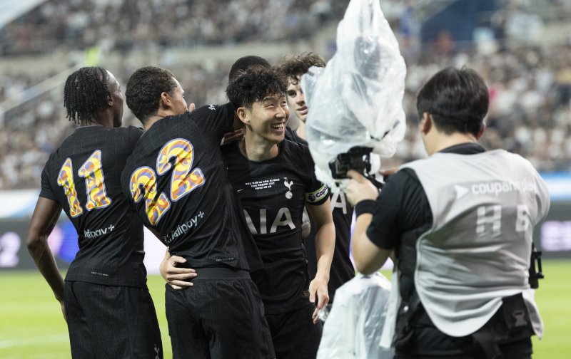 [서울=뉴시스] 김근수 기자 = 3일 오후 서울 마포구 서울월드컵경기장에서 열린 2025 쿠팡플레이시리즈 뉴캐슬 유나이티드와 토트넘 홋스퍼의 경기, 토트넘 브래넌 존슨이 골을 넣자 손흥민이 기뻐하고 있다. 2025.08.03. ks@newsis.com