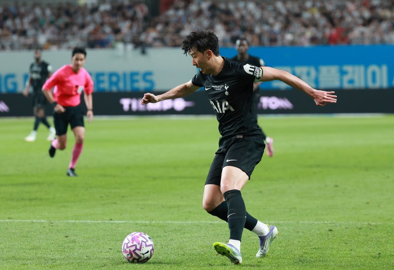 [서울=뉴시스] 이영환 기자 = 3일 오후 서울 마포구 서울월드컵경기장에 열린 2025 쿠팡플레이시리즈 뉴캐슬 유나이티드와 토트넘 홋스퍼의 경기 후반전, 토트넘 손흥민이 돌파를 하고 있다. 2025.08.03. 20hwan@newsis.com