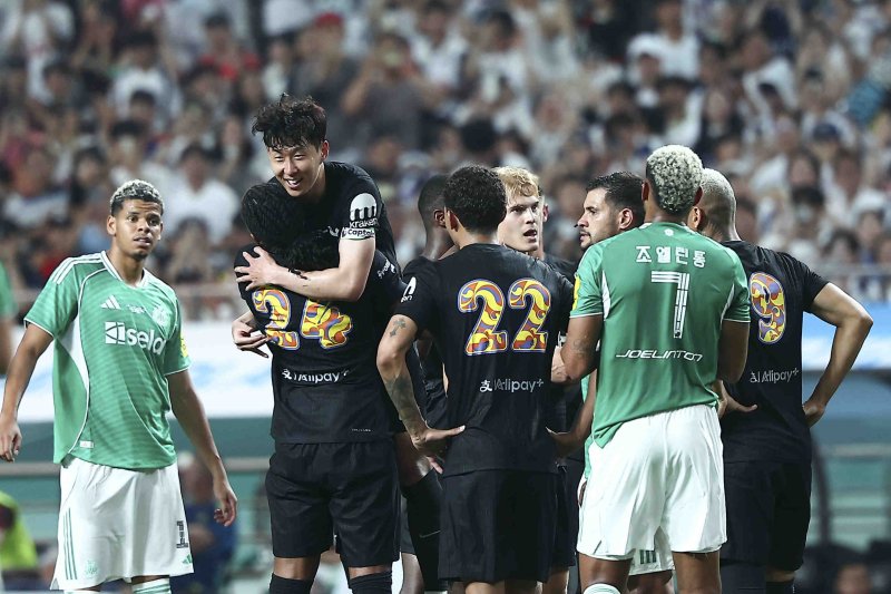 [서울=뉴시스] 김근수 기자 = 3일 오후 서울 마포구 서울월드컵경기장에서 열린 2025 쿠팡플레이시리즈 뉴캐슬 유나이티드와 토트넘 홋스퍼의 경기, 토트넘 손흥민이 교체아웃되자 선수들이 서로 모여 인사를 나누고 있다. 2025.08.03. ks@newsis.com