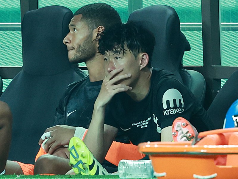 [서울=뉴시스] 이영환 기자 = 3일 오후 서울 마포구 서울월드컵경기장에 열린 2025 쿠팡플레이시리즈 뉴캐슬 유나이티드와 토트넘 홋스퍼의 경기 후반전에서 교체된 토트넘 손흥민이 벤치에 앉아 있다. 2025.08.03. 20hwan@newsis.com